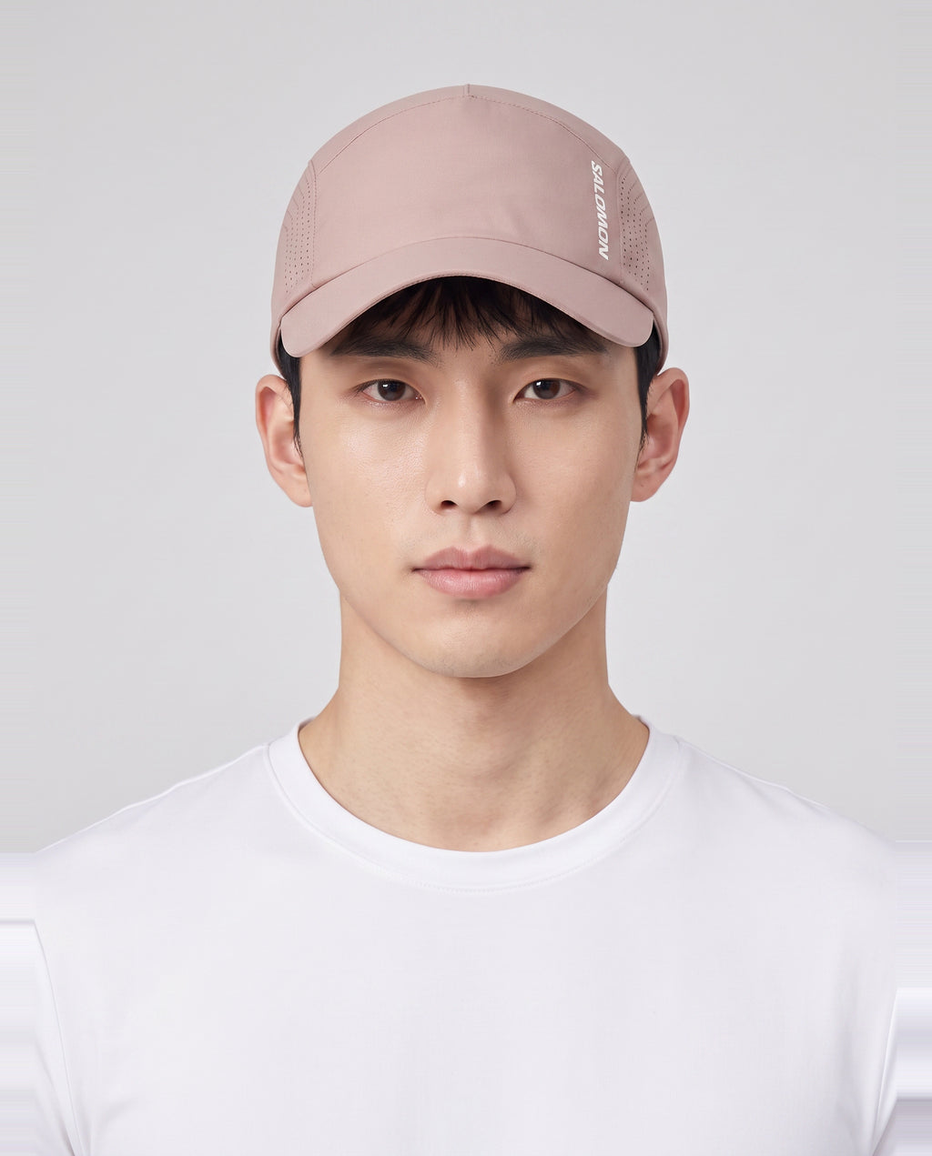 Salomon Shakeout Cap Antler worn by model