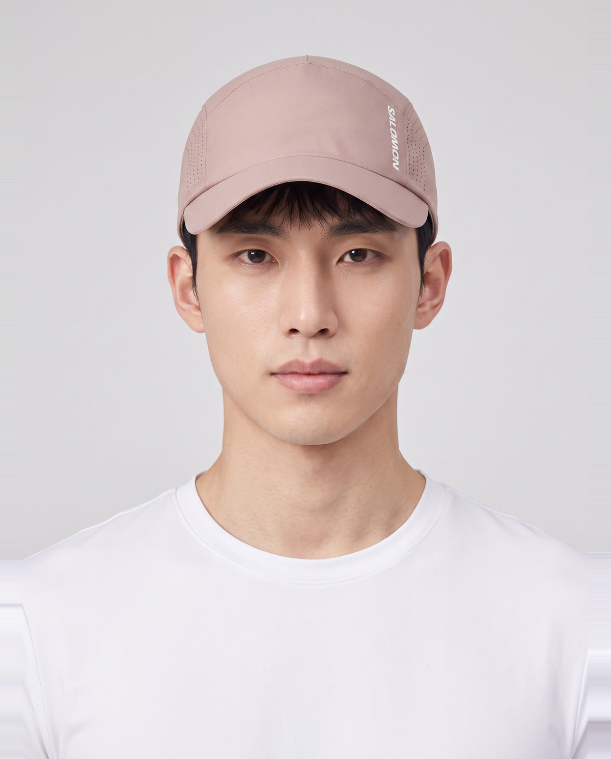 Salomon Shakeout Cap Antler worn by model