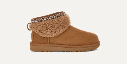 Girls UGG Junior Classic Ultra Mini Maxi Curly Boot in Chestnut