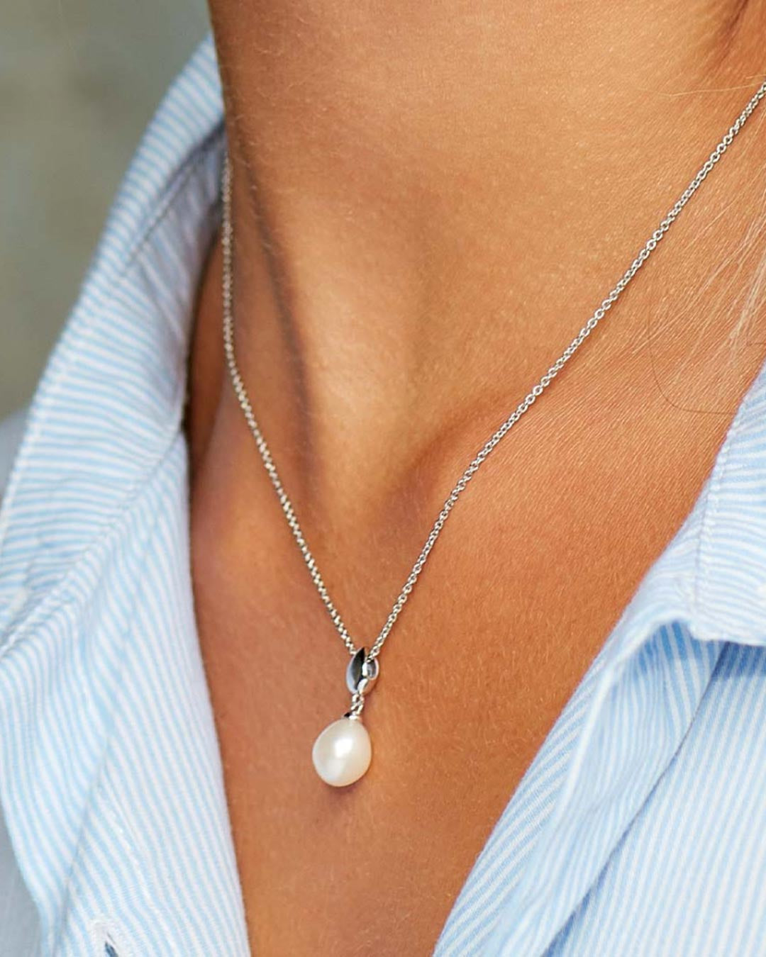 Model wears Pebble Pearl Necklace