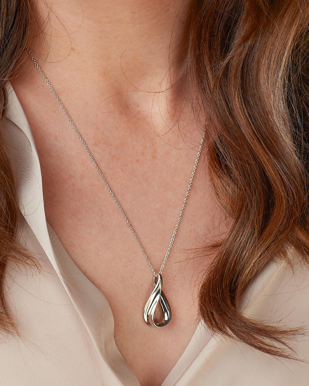 Model wears Serenity Loop Midi Necklace