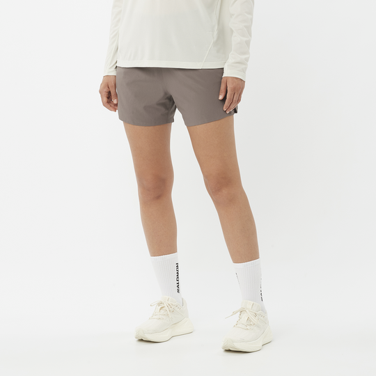 Womens Salomon Shakeout Core 2in1 4" Shorts in Iron
