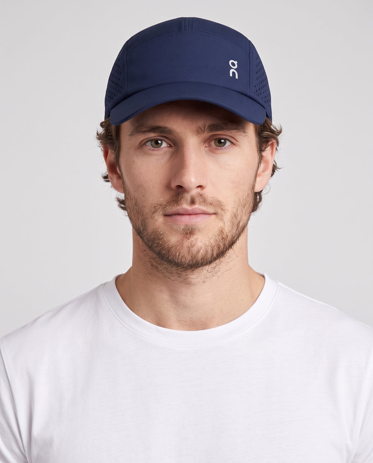 Unisex On Running Lightweight Cap in Navy — on model