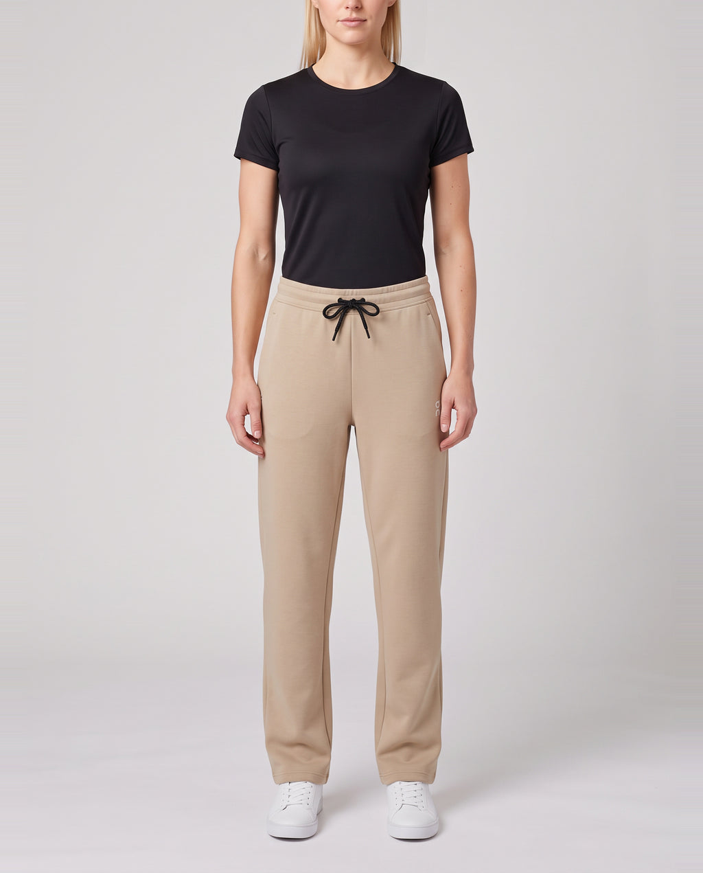 Women's On Running Focus Tech Sweatpants Desert — on model