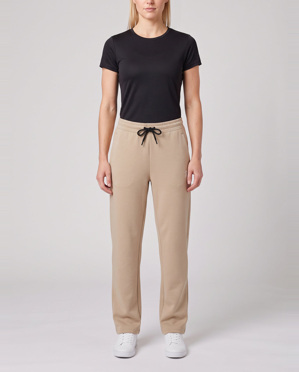 Women's On Running Focus Tech Sweatpants Desert — on model